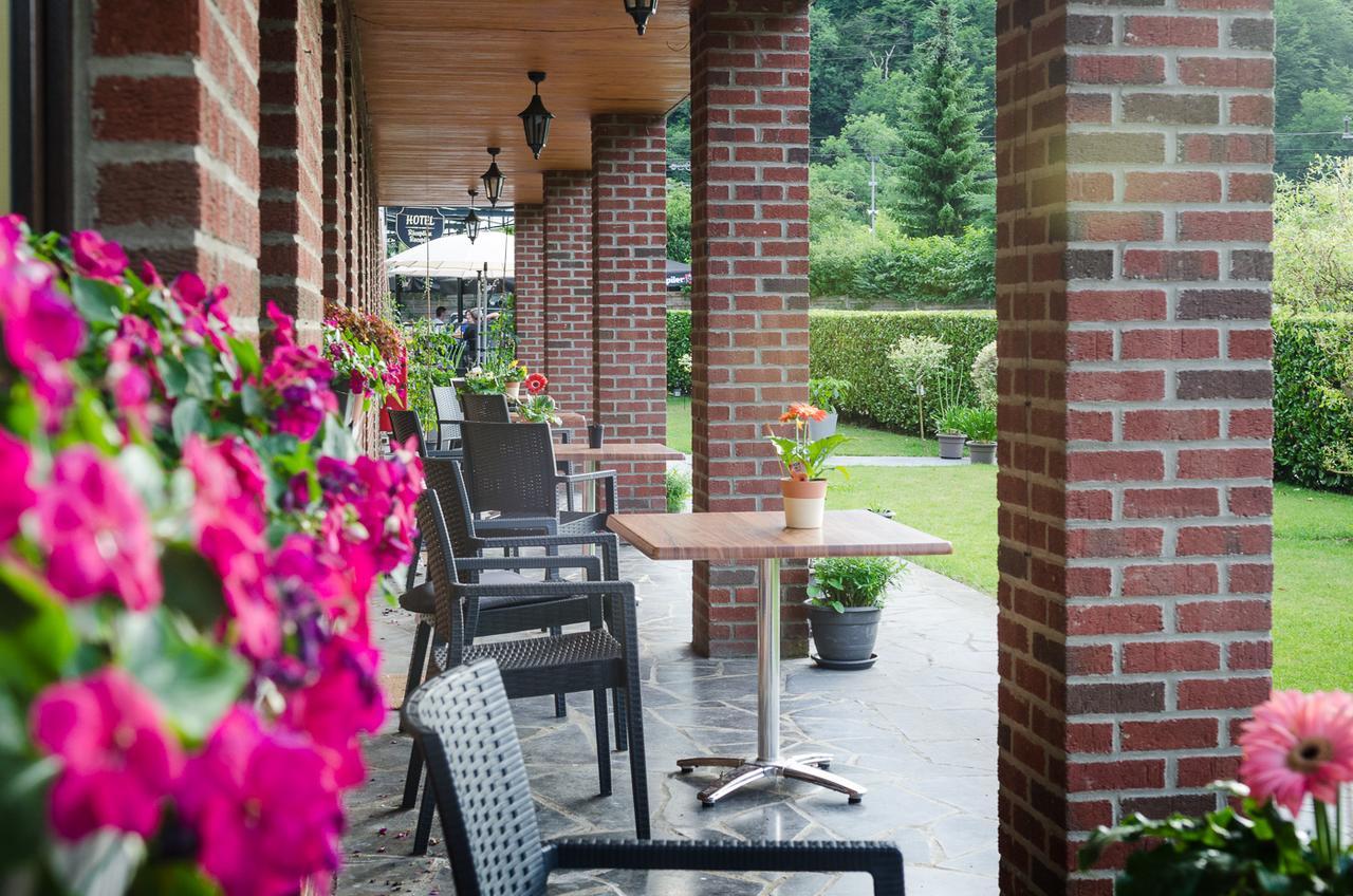Auberge De La Lesse Celles  Eksteriør billede